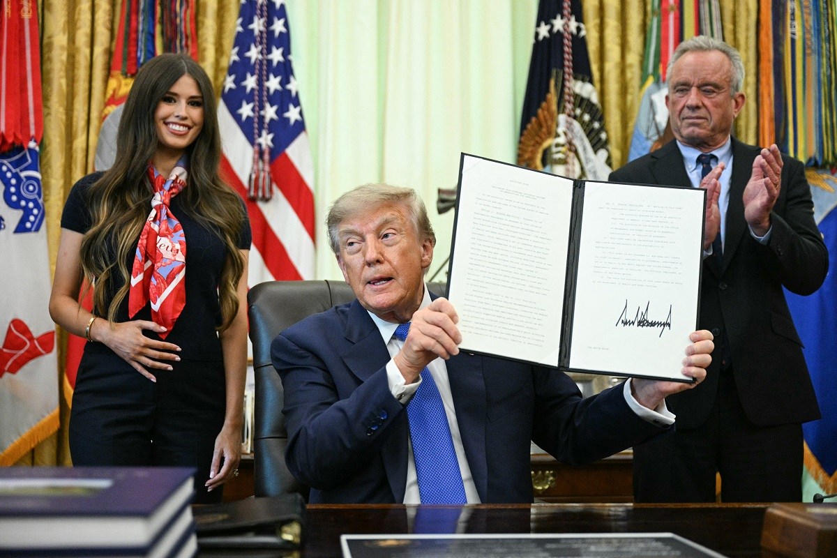 Trump assina ordem que remove recomendação de várias vacinas infantis