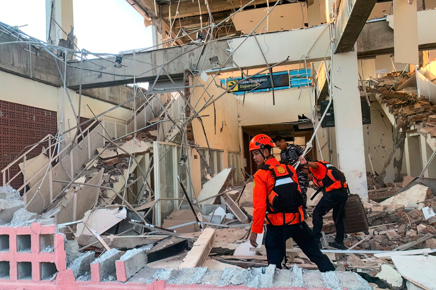 Número de mortos pelo terremoto de sábado na Indonésia sobe para 68