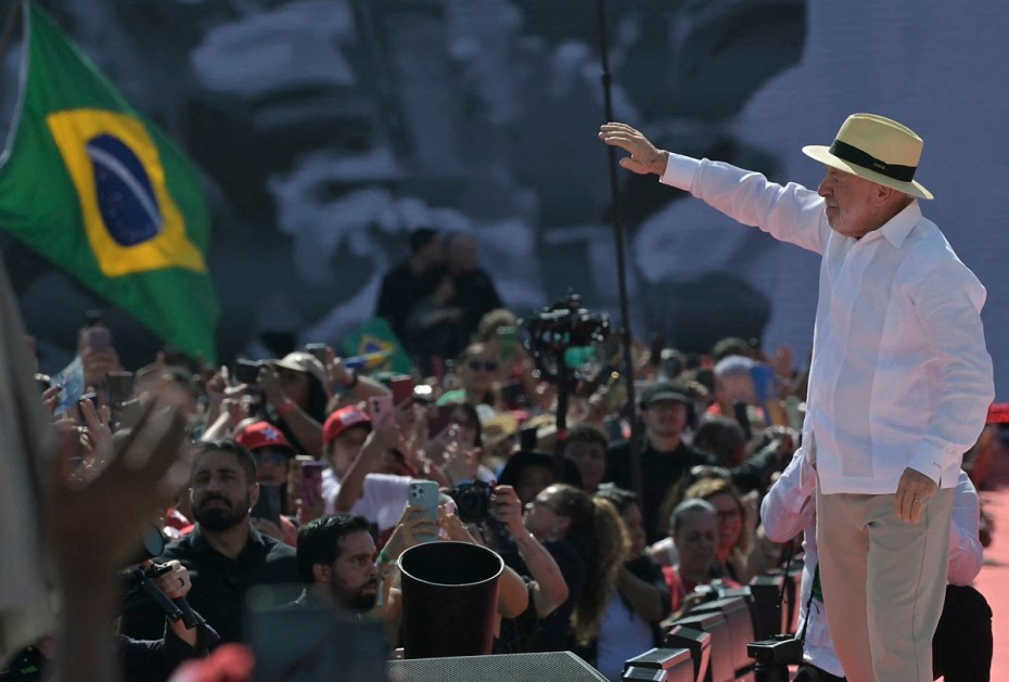O presidente do Brasil e candidato à presidência, Luiz Inácio Lula da Silva, acena durante um comício no estádio municipal 1º de Maio, em São Bernardo do Campo, estado de São Paulo, Brasil, em 16 de agosto de 2026