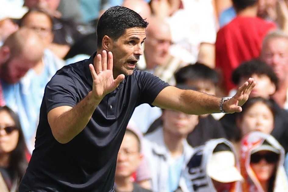 O técnico espanhol do Arsenal, Mikel Arteta, gesticula à beira do campo durante a partida da FA Community Shield inglesa entre Arsenal e Manchester City, no Principality Stadium, em Cardiff, no sul do País de Gales, em 16 de agosto de 2026. (Foto de Adrian Dennis / AFP)