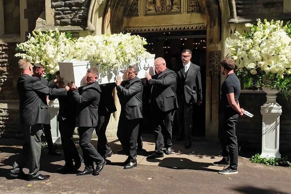 Esta imagem capturada de um vídeo da AFPTV mostra pessoas carregando o caixão da cantora galesa Bonnie Tyler ao sair da Igreja de Santa Maria, após uma cerimônia de "celebração da vida" em Swansea, no País de Gales, em 17 de agosto de 2026. A cantora galesa Bonnie Tyler, mais conhecida pelo sucesso romântico "Total Eclipse of the Heart", faleceu em Portugal, em julho de 2026, aos 75 anos. (Foto de Lidia PEDRO / AFPTV / AFP)