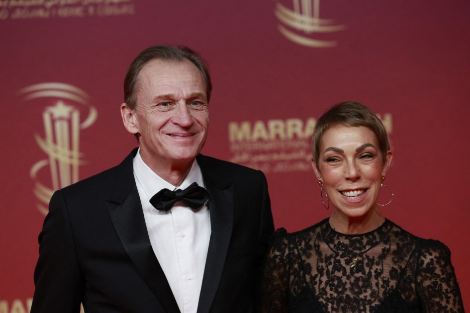 O produtor de cinema francês Nicolas Altmayer (E) e a diretora de relações públicas da Dior Couture, Mathilde Favier, posam no tapete vermelho no segundo dia da 22ª edição do Festival Internacional de Cinema de Marraquexe, no Marrocos, em 29 de novembro de 2025