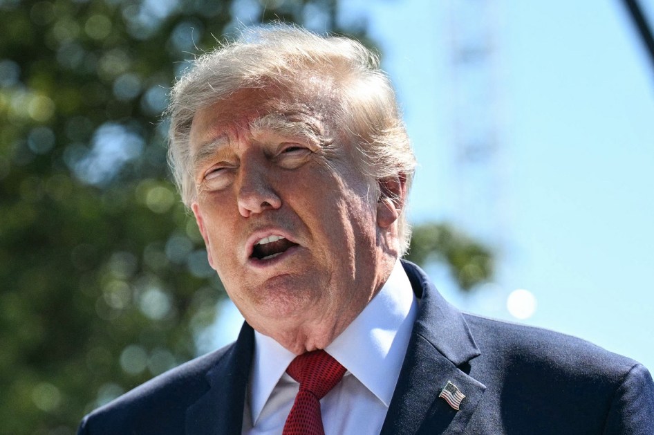 O presidente dos EUA, Donald Trump, fala à imprensa sobre a construção em andamento de um heliponto e outros projetos no Gramado Sul da Casa Branca, em Washington, D.C., em 19 de agosto de 2026