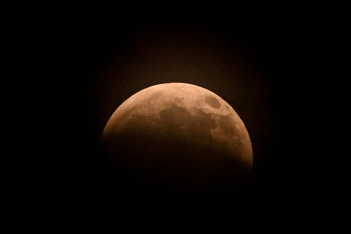 Como foi o eclipse que deixou 96,2% da Lua escurecida nesta madrugada