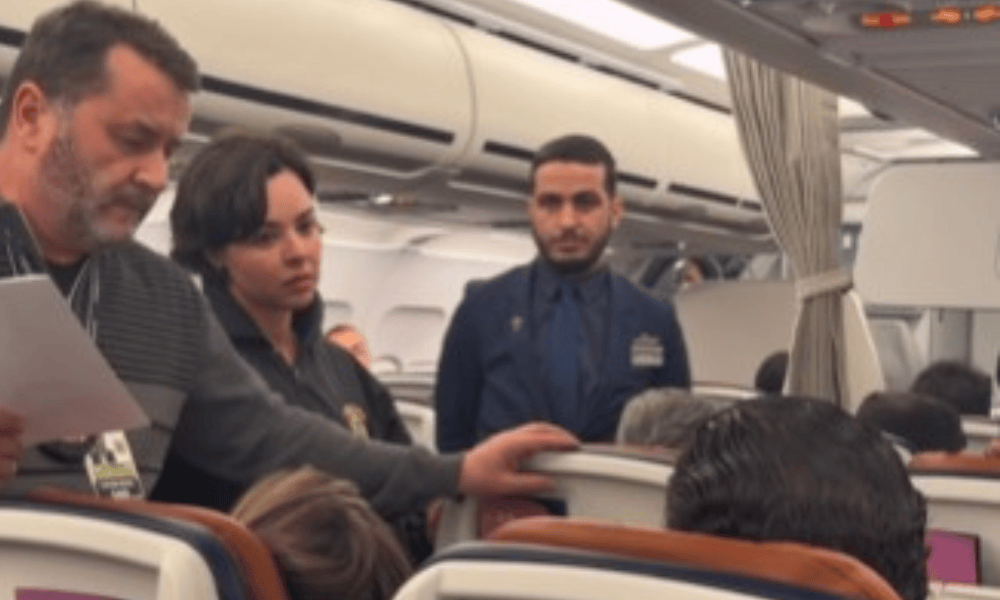 Voo atrasa após homem retirar bagagem de outros e se recusar a sair: ‘Eu sou Black’