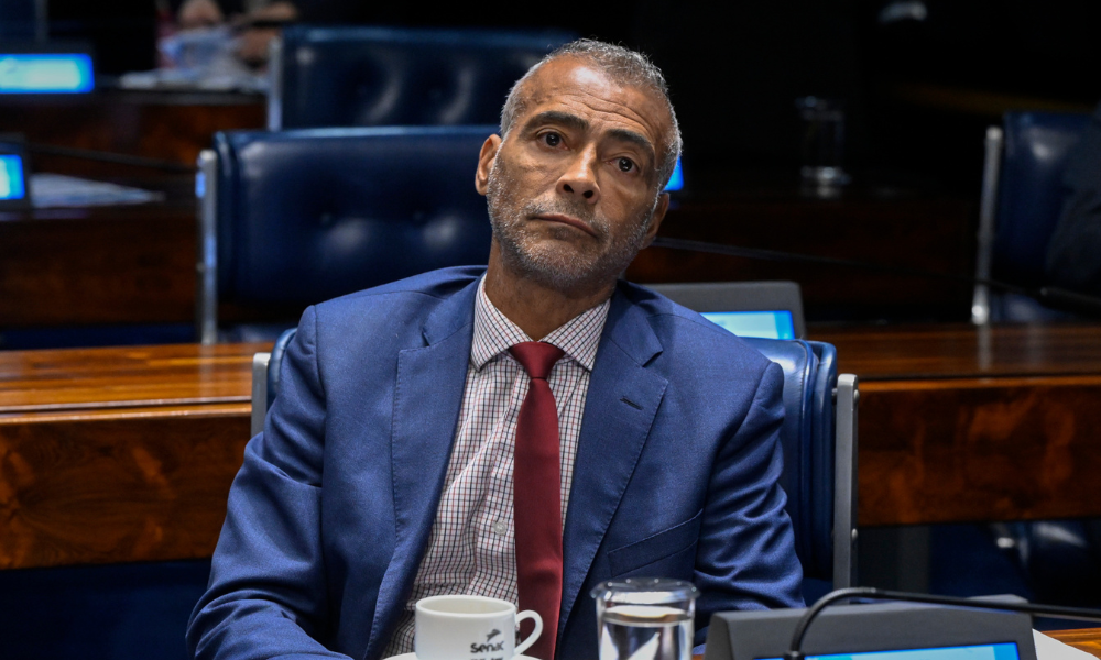 Romário devolve valor de um mês de salário no Senado após período na Copa