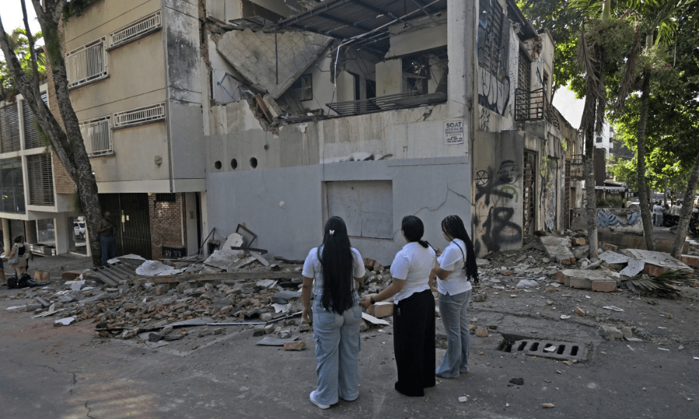 Mulheres observam um prédio danificado após o terremoto em Cali, na Colômbia, nesta segunda-feira (10)
