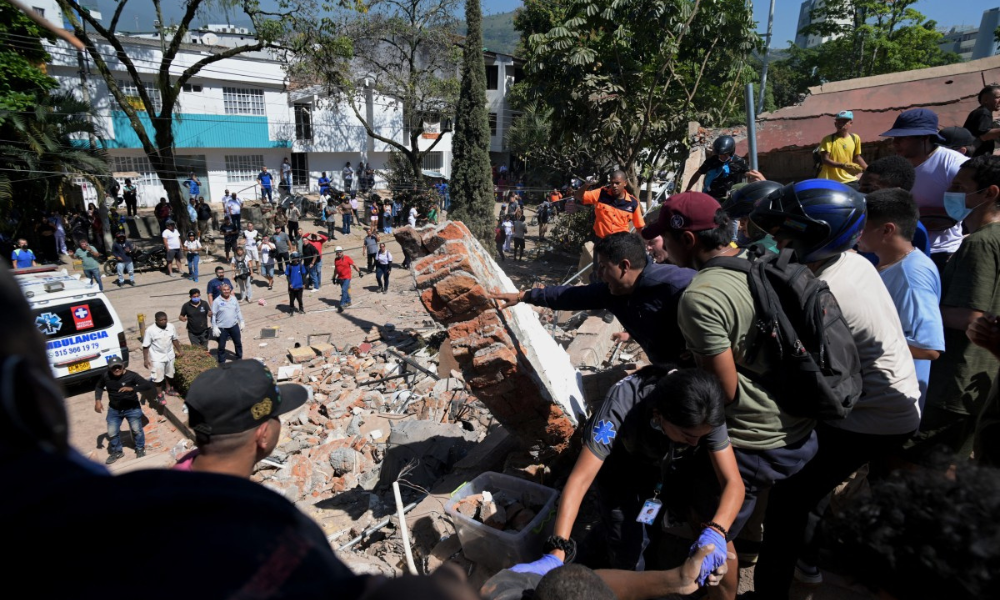 Pessoas buscam sobreviventes em meio aos escombros de um prédio que desabou após terremoto em Cali, na Colômbia, nesta segunda-feira (10)