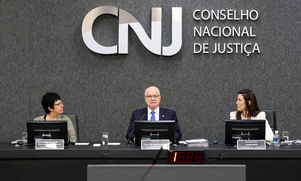 No centro da imagem, o presidente do CNJ e do STF, ministro Edson Fachin