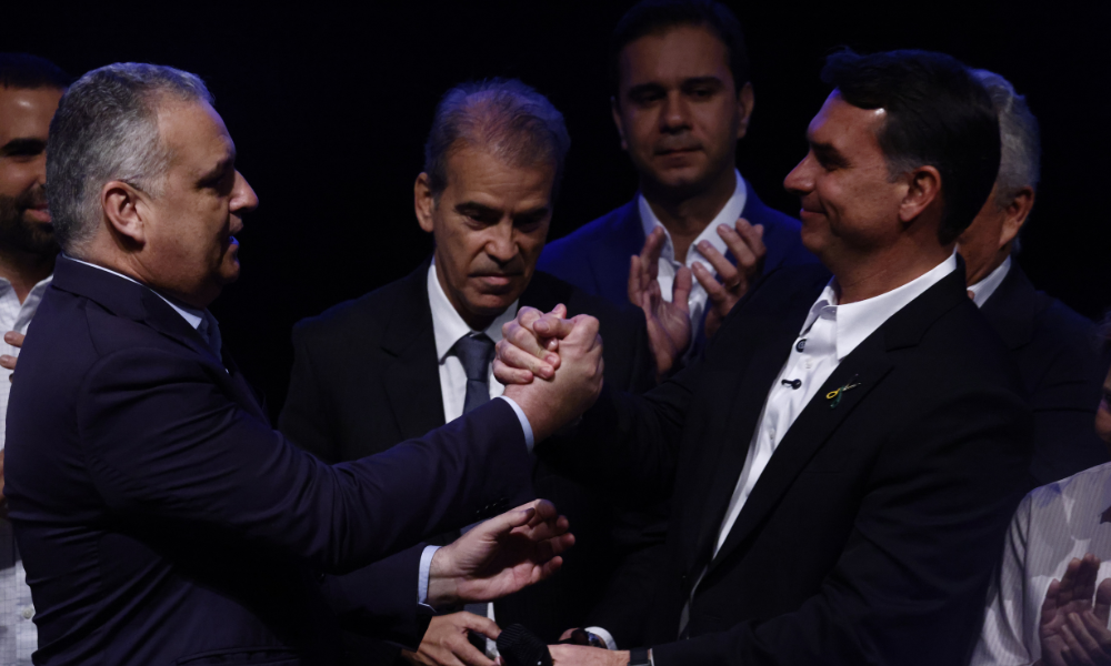 Deputado federal Alfredo Gaspar (PL-AL) e o candidato à Presidência da República Flávio Bolsonaro (PL)