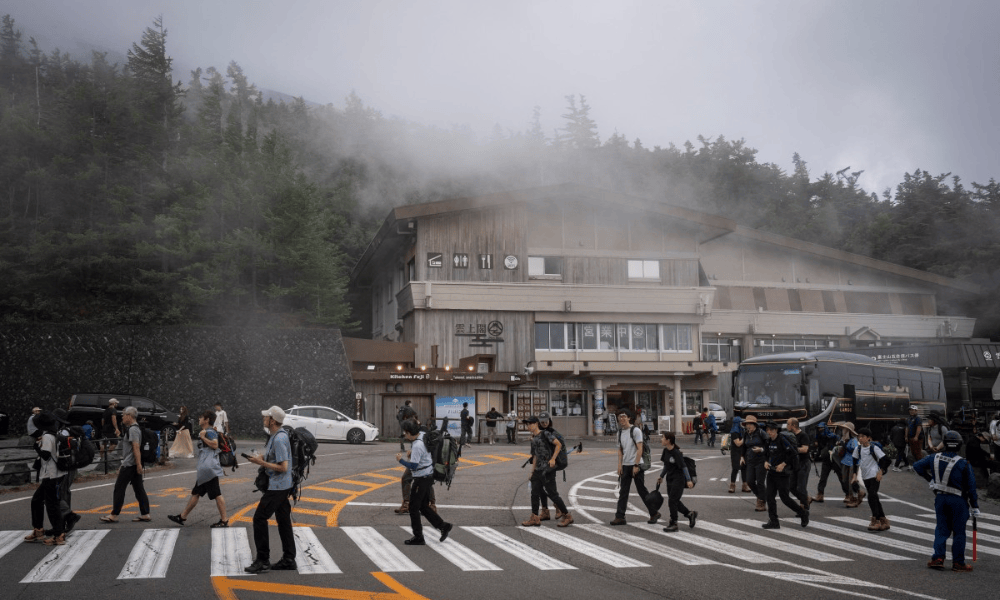 Pai deixa filho de 7 anos sozinho no Monte Fuji para continuar subida