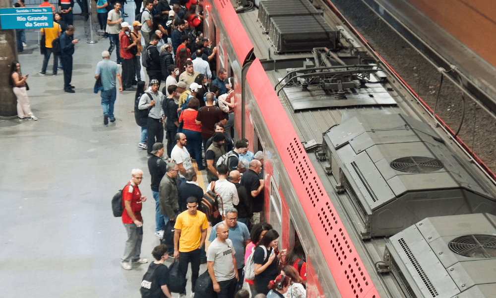Linhas da CPTM operam com velocidade reduzida no 1º dia após fim da greve