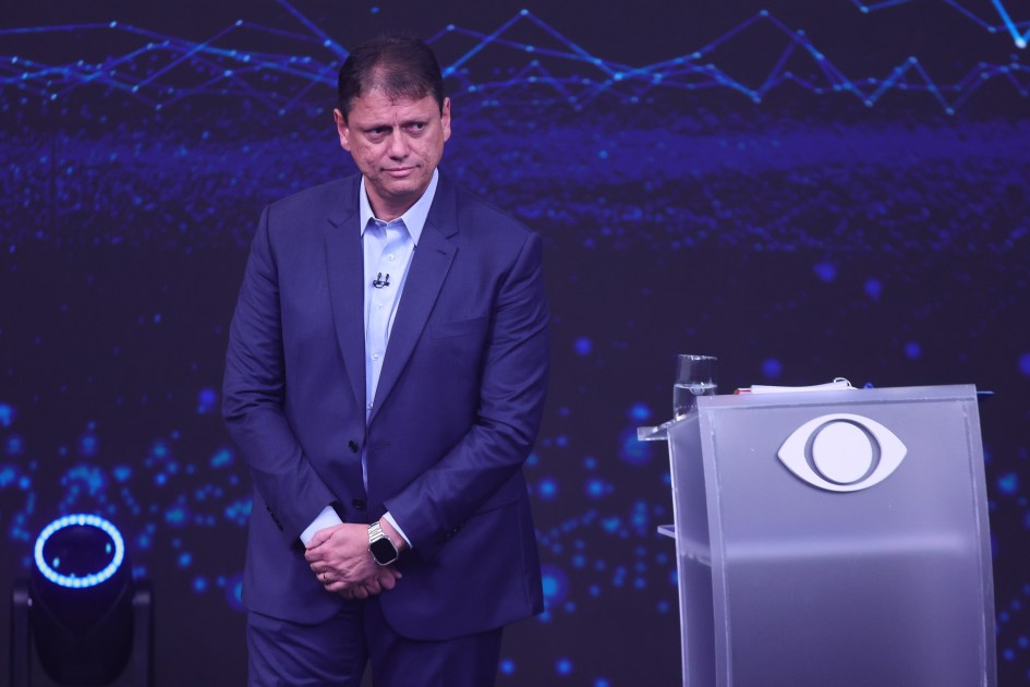 O atual governador de São Paulo e candidato à reeleição, Tarcísio de Freitas (Republicanos), e o candidato do PT ao governo de São Paulo, Fernando Haddad, participam de um debate realizado nos estúdios da Band TV, no bairro do Morumbi, zona sul da capital paulista, neste domingo 9 de agosto de 2026.
