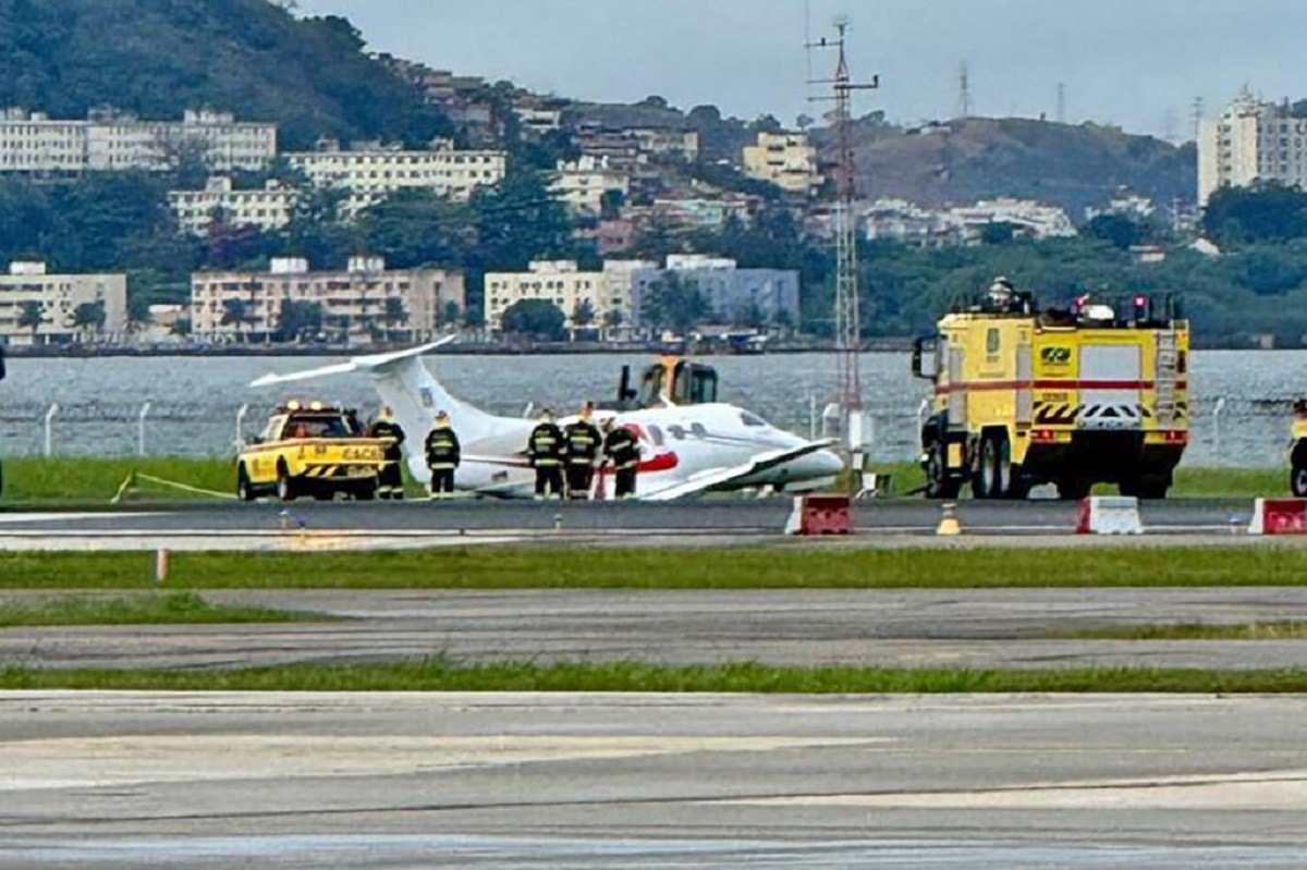 Jatinho que derrapou no Aeroporto Santos Dumont é içado pelo Corpo de Bombeiros
