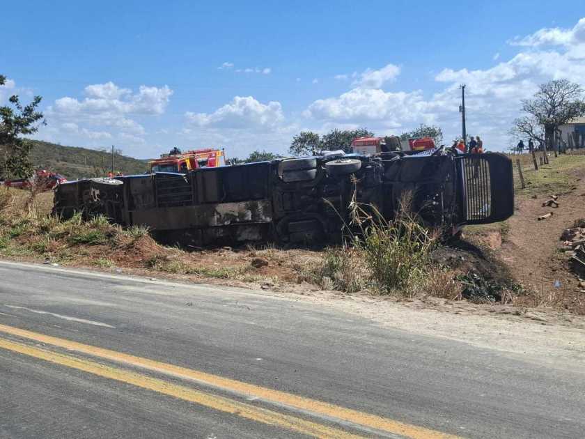 Caminhão tombado em acidente em Goiás