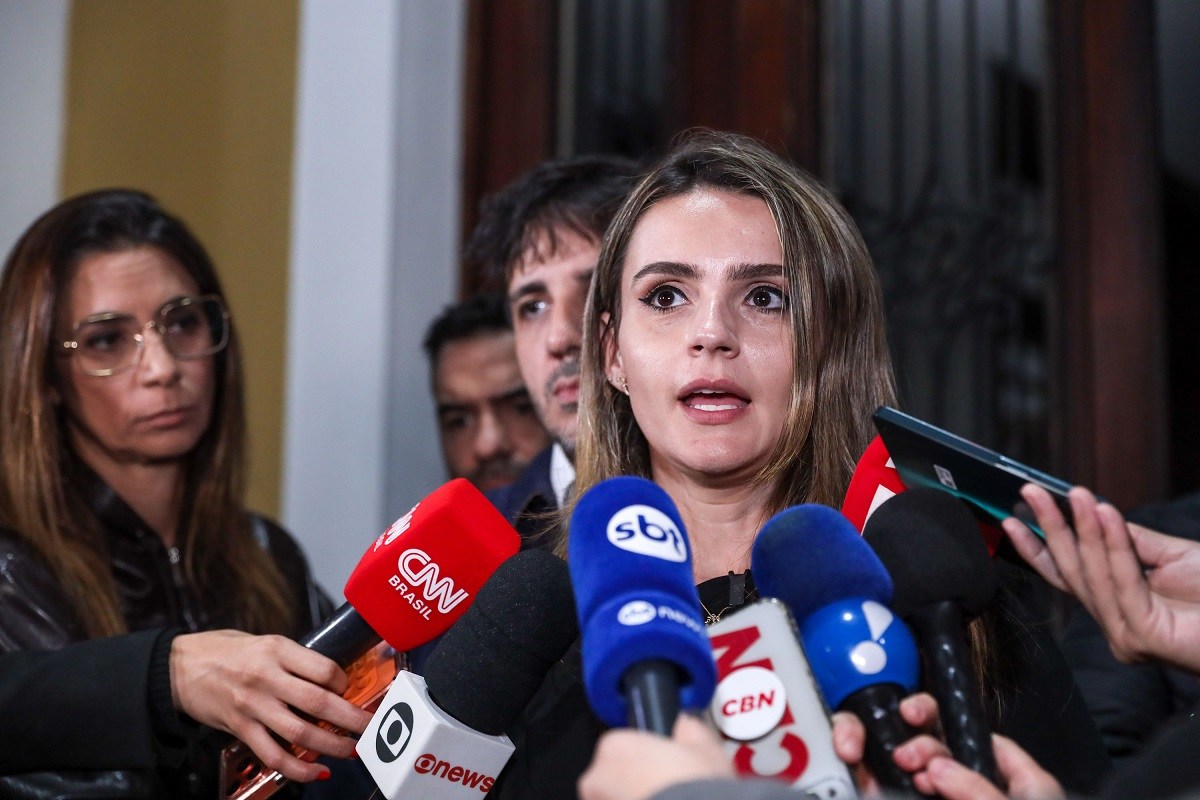 Amanda Vettorazzo dá voz de prisão a homem por oferta de corrupção; veja vídeo