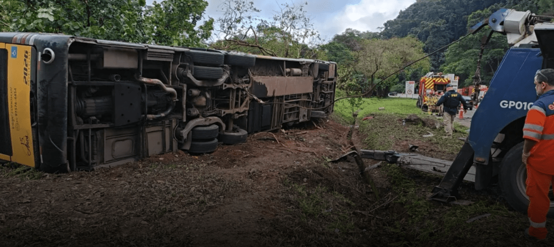 Oito pessoas morrem em tombamento de ônibus em Petrópolis