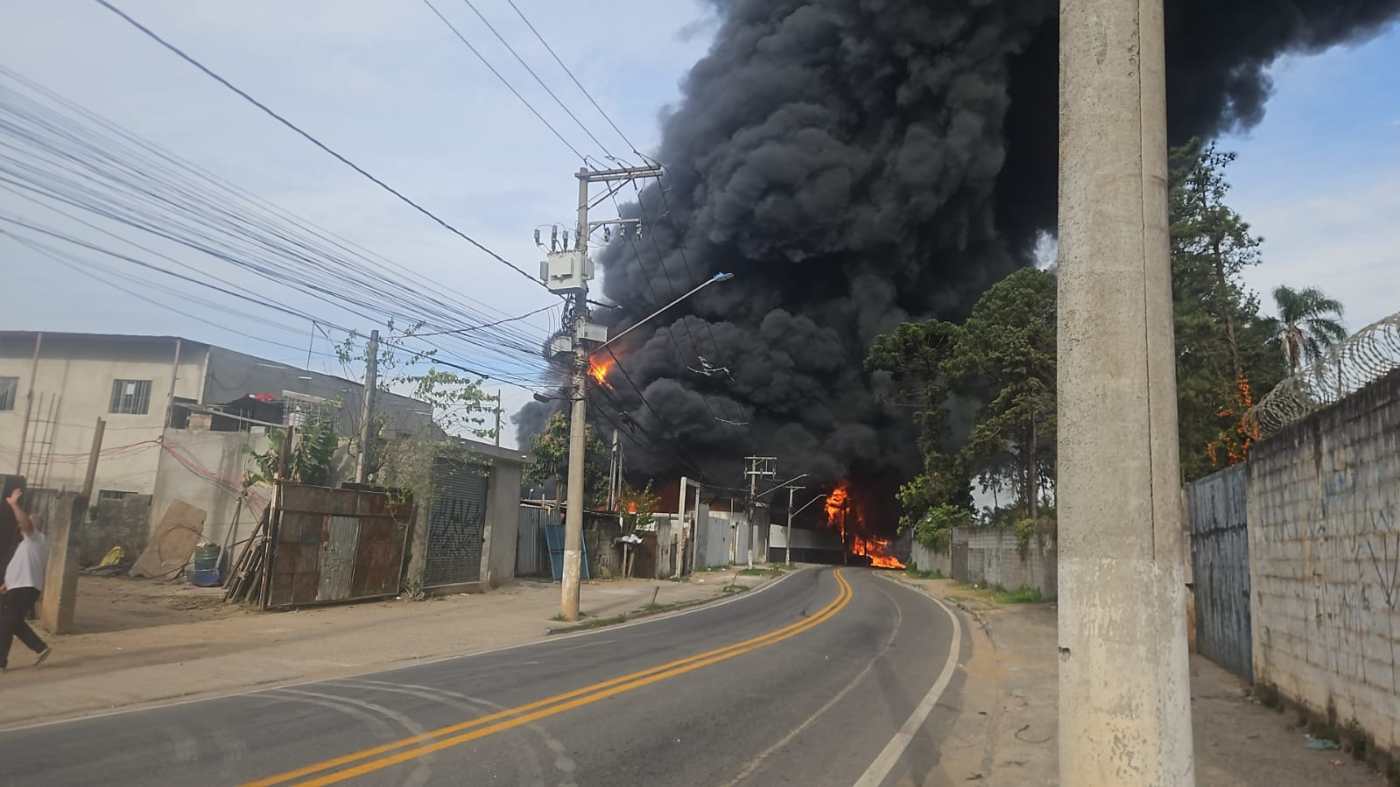 Incêndio de grandes proporções atinge indústria em São Paulo