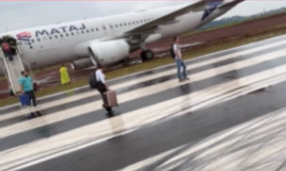 Avião com 151 pessoas a bordo sai da pista durante pouso no PR e atola na lama