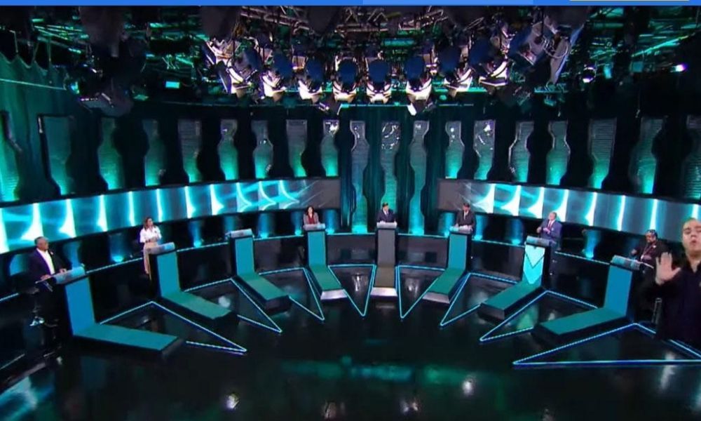 Como os debates na TV influenciam o voto dos indecisos na reta final das campanhas