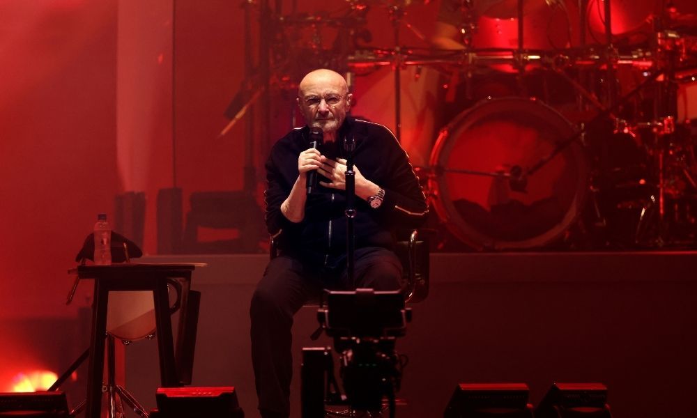 Quem é Phil Collins, cantor que quase morreu por abuso de álcool