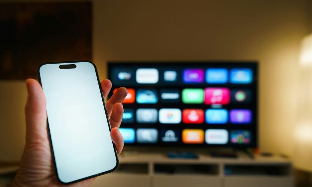 O que é a segunda tela e como a internet transformou os debates eleitorais da TV