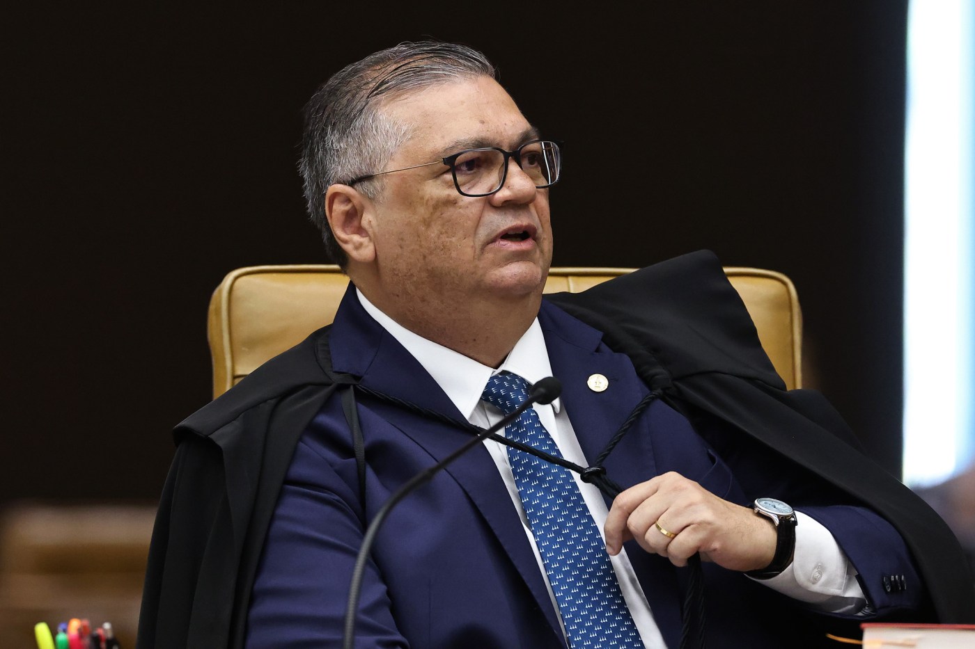 Dino cita Master e determina revisão de regras da CVM