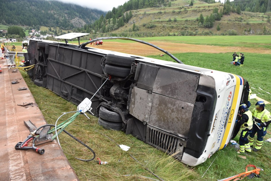 Esta fotografia divulgada em 11 de setembro de 2026 pela Polícia Suíça do Cantão de Graubünden mostra os destroços de um ônibus com passageiros holandeses após um acidente entre as vilas de Susch e Zernez, no leste da Suíça, em 10 de setembro de 2026.