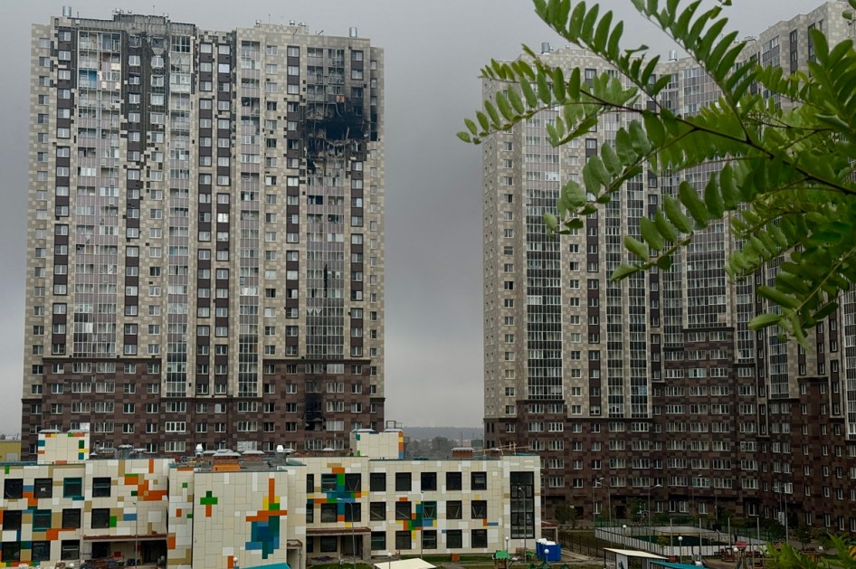 Uma imagem mostra um prédio de apartamentos de vários andares danificado após um ataque de drones em Kotelniki, na região de Moscou, em 20 de setembro de 2026. Centenas de drones que tinham como alvo Moscou e a região ao redor mataram pelo menos duas pessoas e danificaram uma grande refinaria no último dia das eleições parlamentares do país, informaram as autoridades em 20 de setembro de 2026. (Foto da AFP)