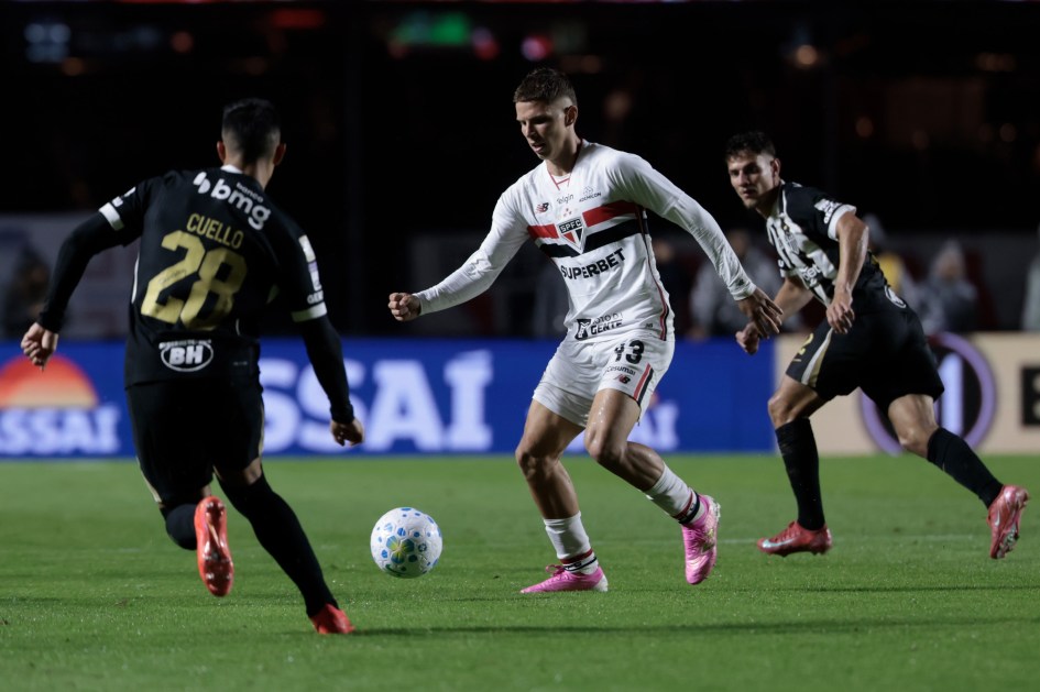 Gustavo Santana jogador do São Paulo durante partida contra o Atlético-MG no estádio Morumbi