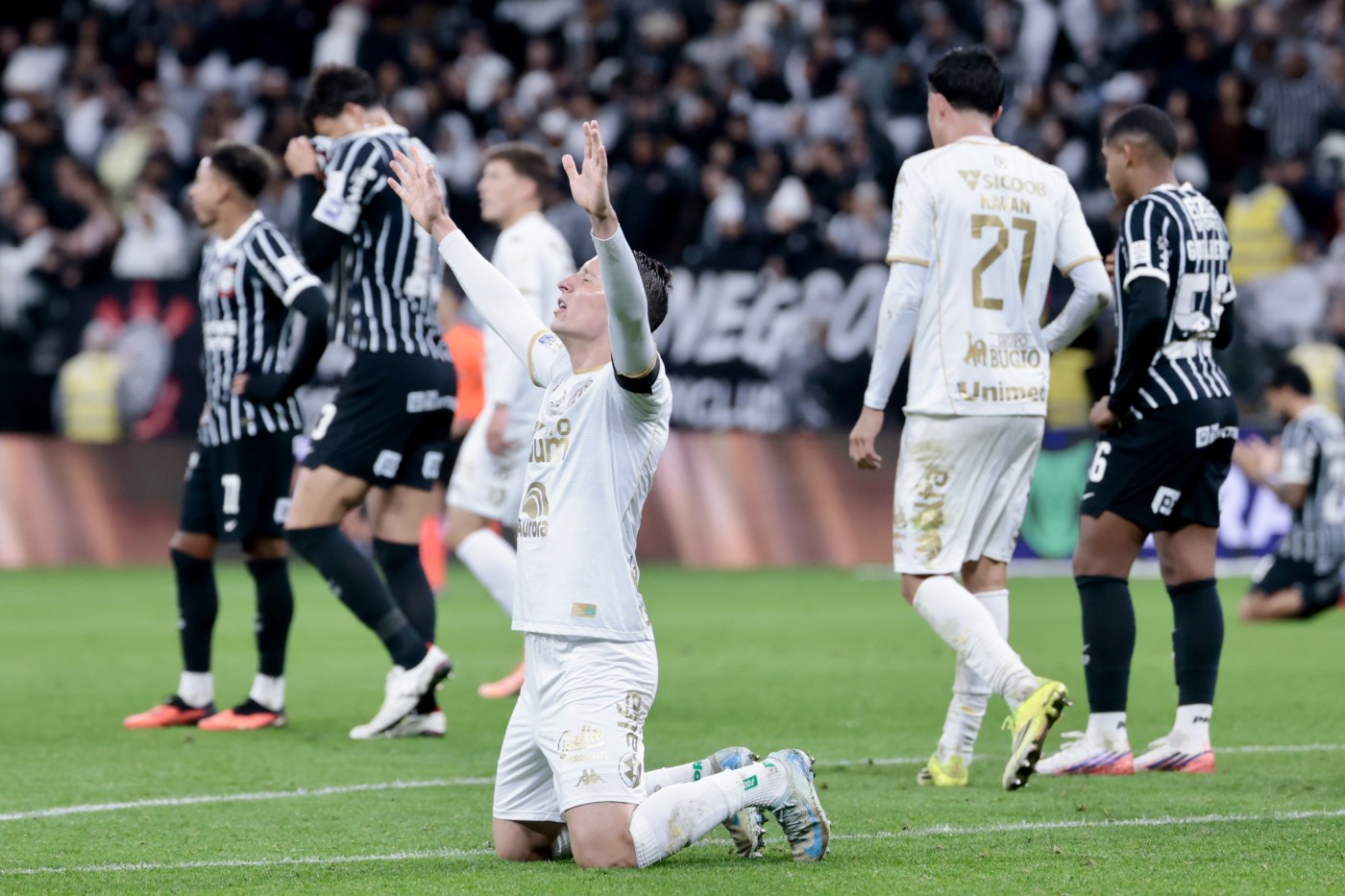 Corinthians leva virada da lanterna Chapecoense e perde 4ª seguida no Brasileirão