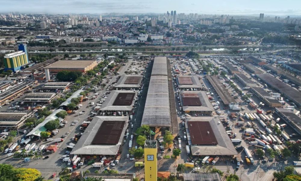 Após incêndio, Ceagesp busca alternativas para manter operação em pavilhão de frutas