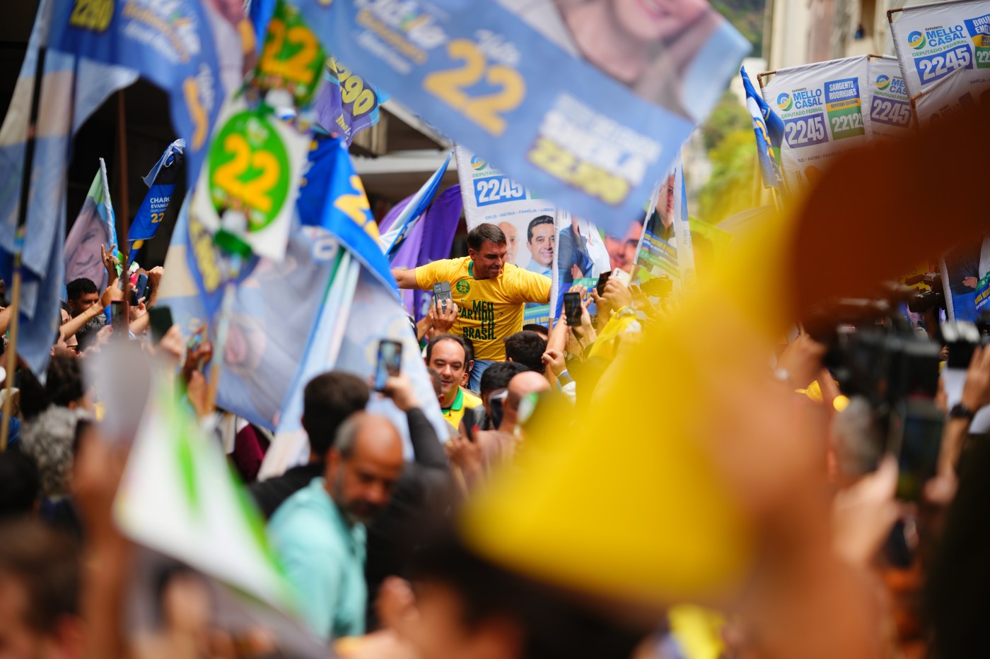 Flávio repete ato do pai no mesmo local onde Bolsonaro levou facada; veja vídeo