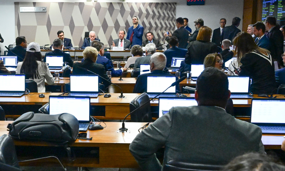 Fim da escala 6×1 é aprovado na CCJ do Senado; votação no plenário ainda não foi marcada