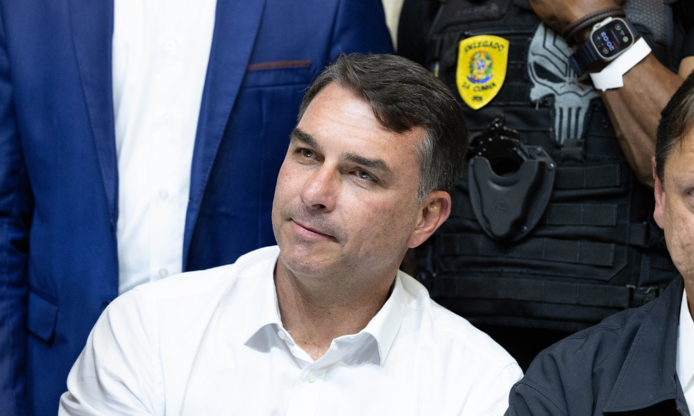 Flávio Bolsonaro ironiza retorno de Andrei à direção da PF: ‘Virou várzea’