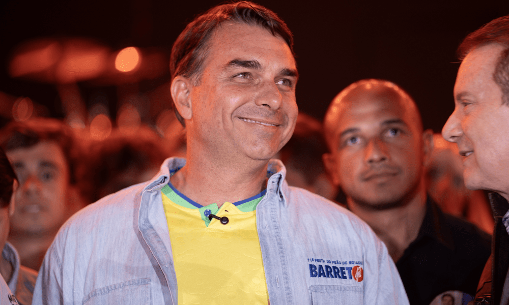 Flávio acusa Dino de autorizar operação contra produtora de ‘Dark Horse’ por motivação política