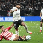 Memphis perde pênalti e sela queda do Corinthians na Libertadores