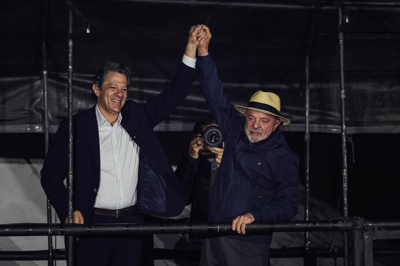O que está em jogo nessa eleição é a escolha entre barbárie e democracia, diz Lula