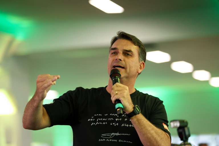 Flávio Bolsonaro faz campanha em Chapecó