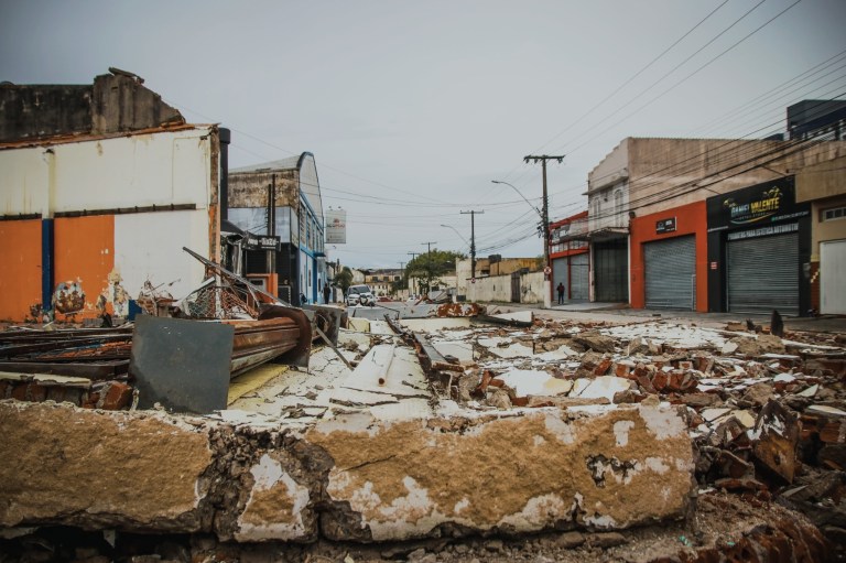 Temporal causa danos e deixa destroços em via de Pelotas