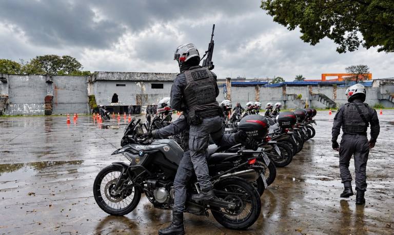 Policiais e motos da PM-SP