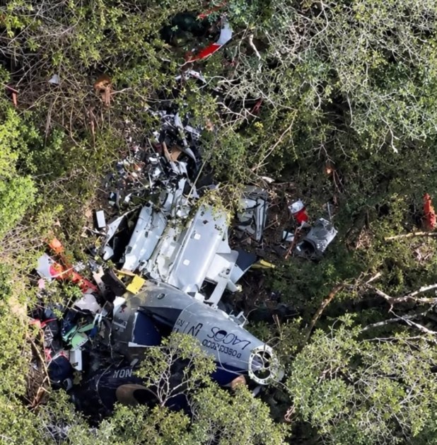 Destroços do helicóptero onde o cantor Rick estava