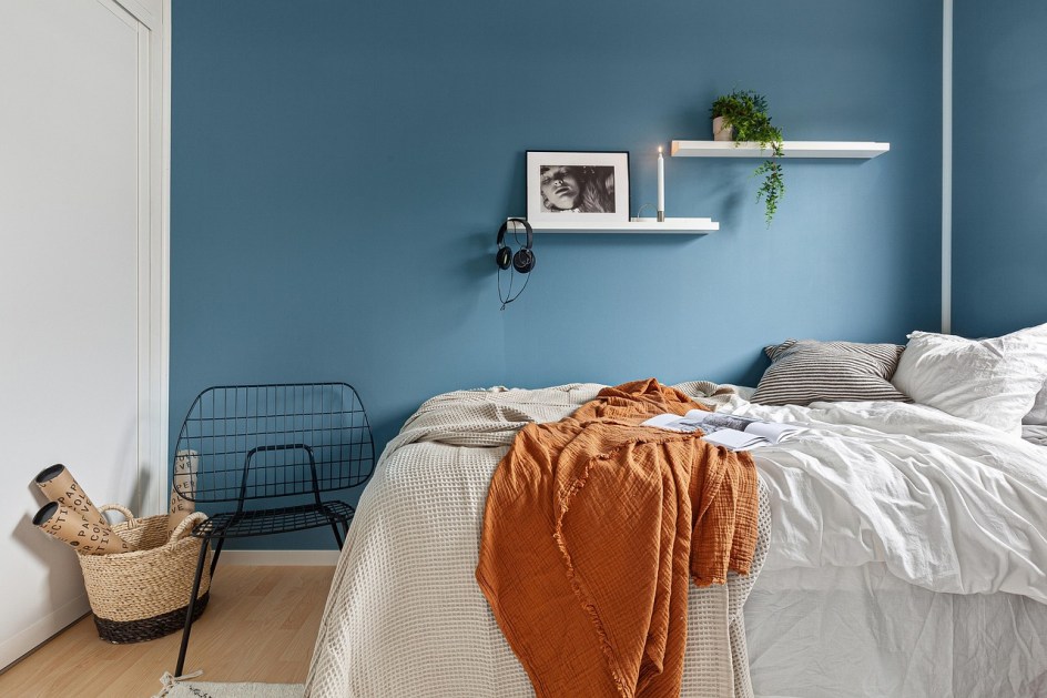 Quarto com parede azul