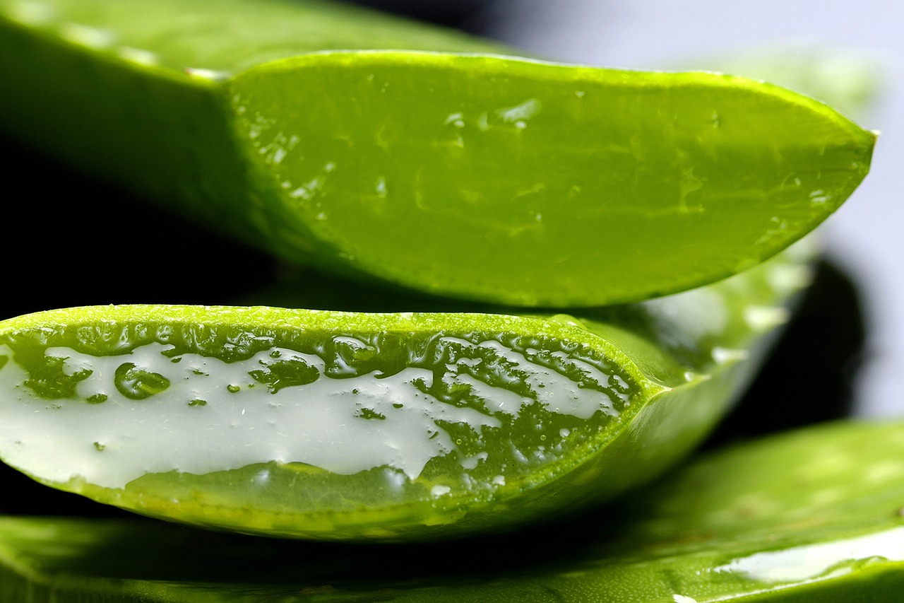 Como usar gelo de babosa e pepino para aliviar olheiras e o inchaço do rosto