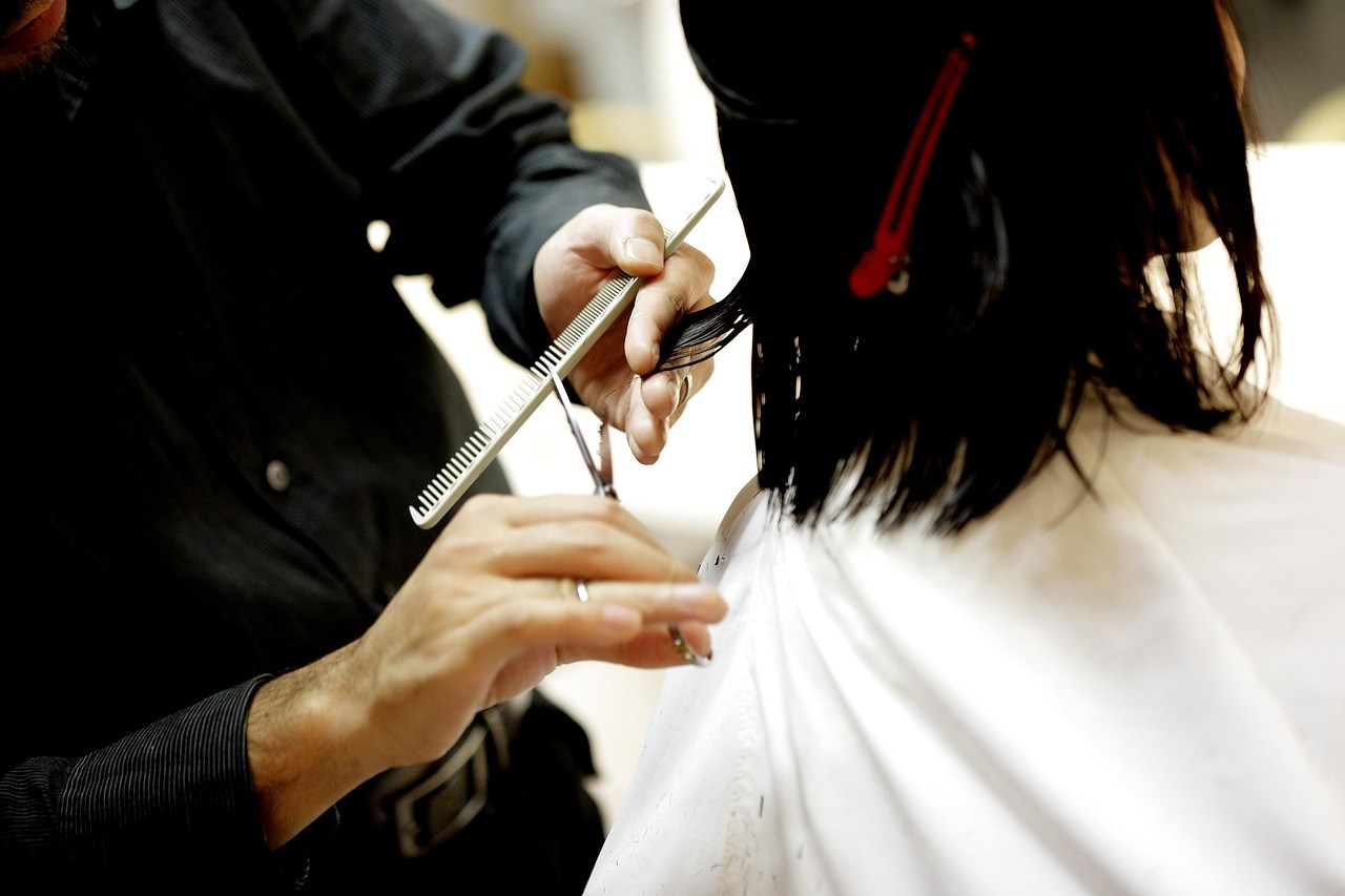 O que fazer no cabelo após sofrer um corte químico por excesso de tintura ou alisamentos e como estancar a quebra