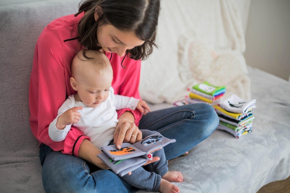 Mãe lê para o filho