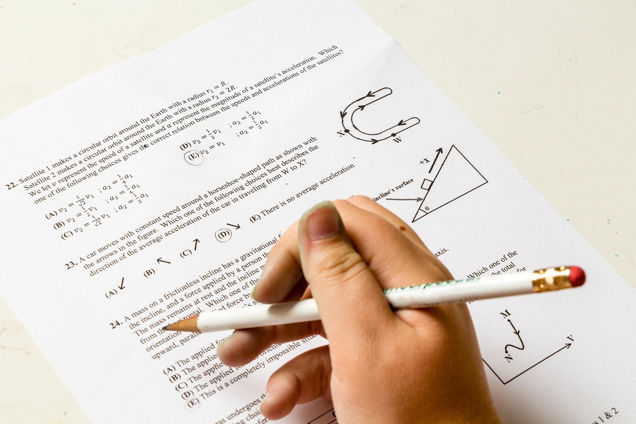 Como ingressar nas carreiras de exatas: da teoria da física no vestibular ao mercado de trabalho